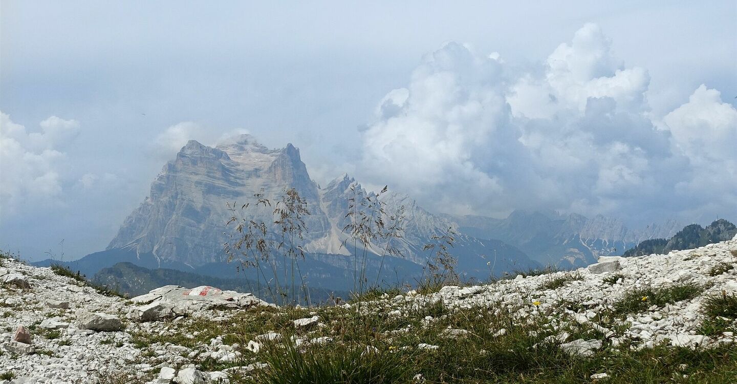WKB3 1074 3 Von der Forcella Bella di Sfornioi ergibt sich ein faszinierender Fernblick in nordwestliche Richtung.