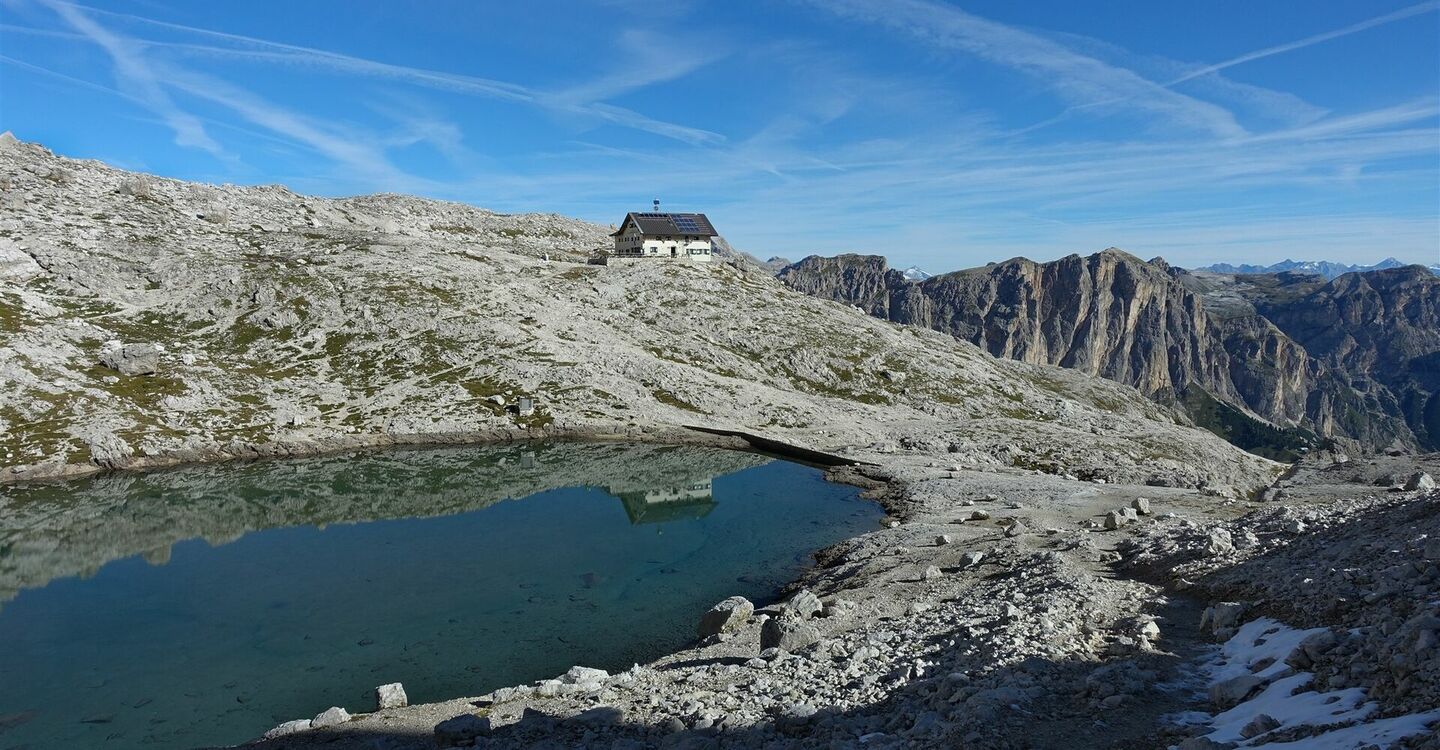 WKB2 1035 1 Die Pisciaduhütte und der wunderschön gelegene Bergsee Lech de Pisciadu.
