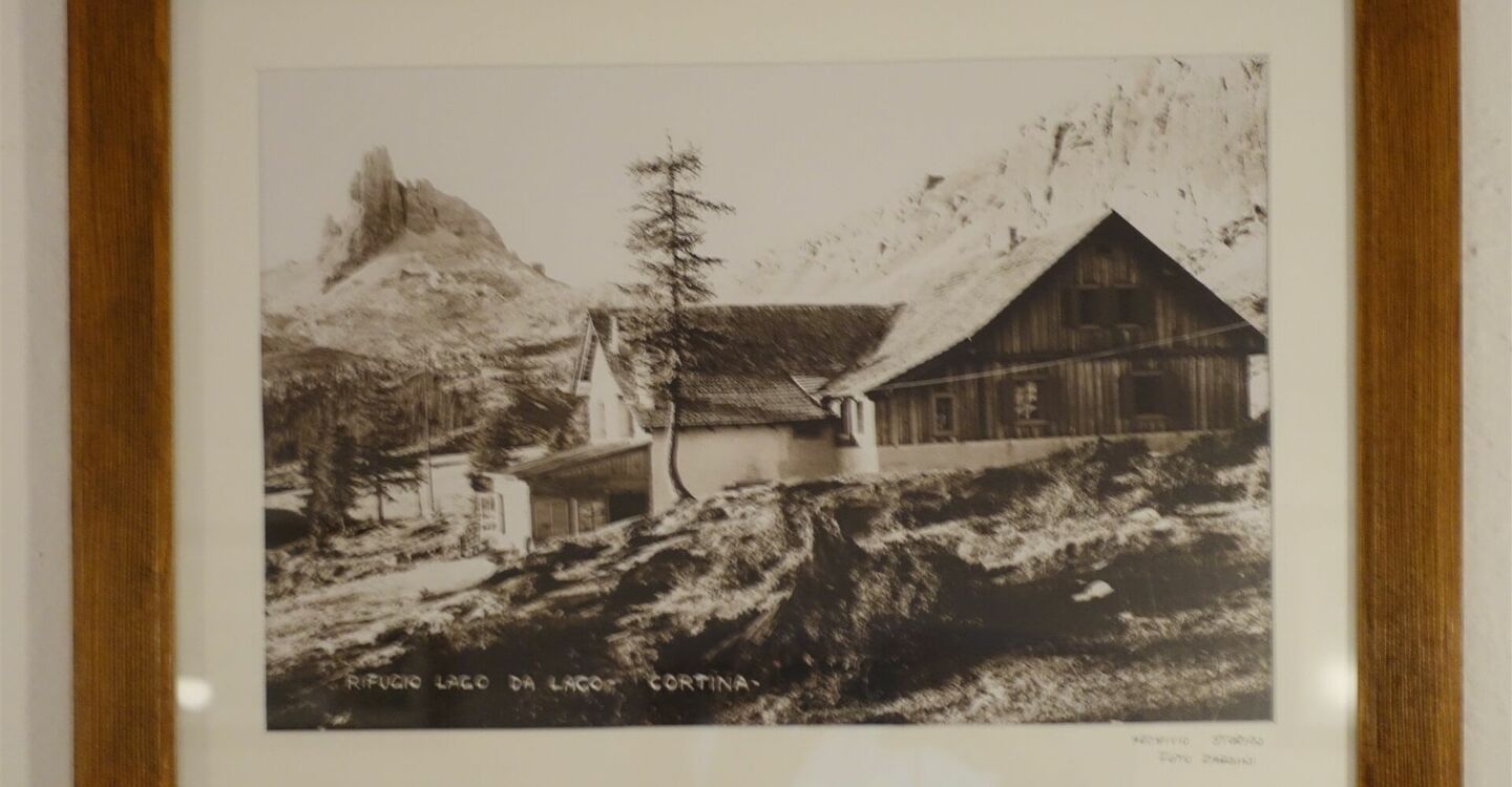 WKB1 1009 5 Das Rifugio Croda da Lago während seiner Entstehungsphase.