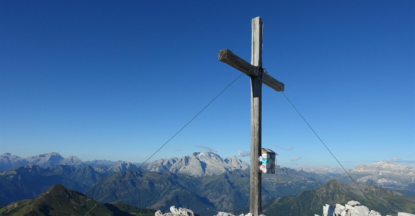 WKB1 1025 5 Das Gipfelkreuz des Monte Averau.