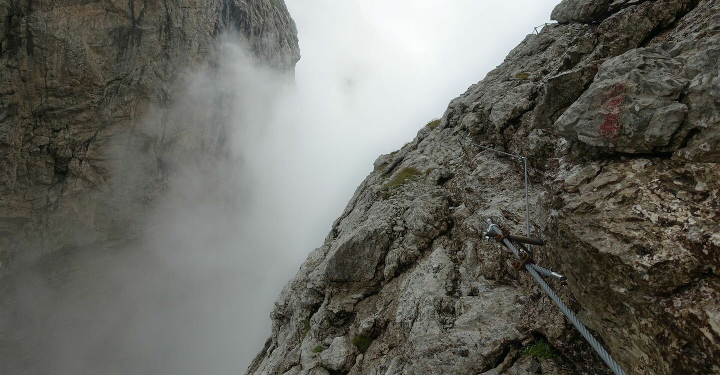 WKB1 1019 3 Drahtseilakt oberhalb der Forcella del Màrmol.