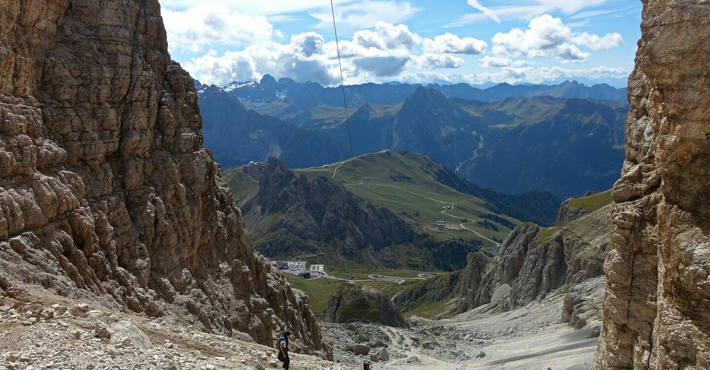 WKB2 1052 5 Von der Pordoischarte schaut man herunter zum Pordoipass.