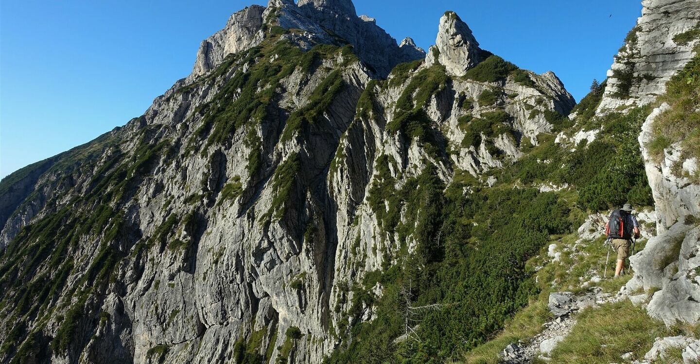 WKB2 1048 2 Eng an die Felswand geschmiegt führt der Pfad zum Sasso di Scarnia.