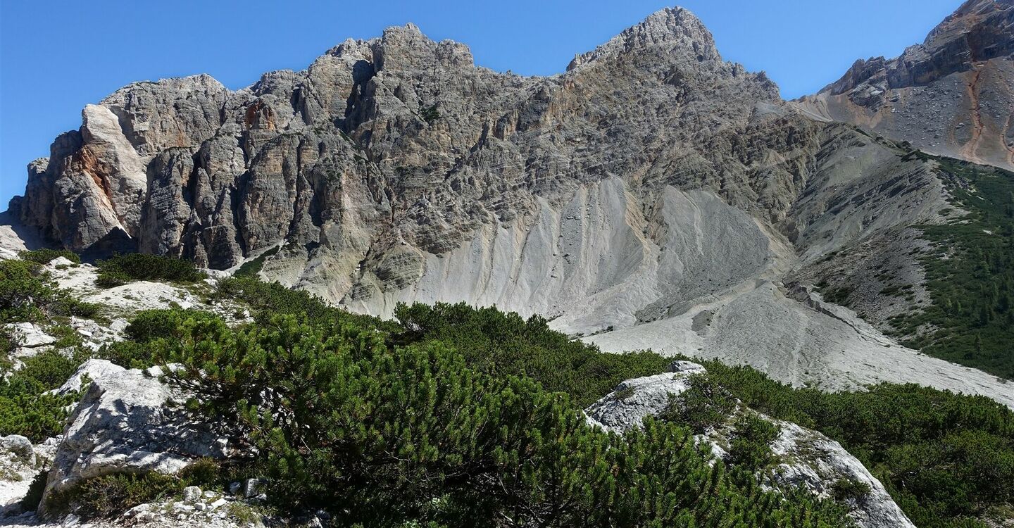 WKB1 1005 4 Von Osten blickt man auf die gewaltige Croda Ciamin Berggruppe.
