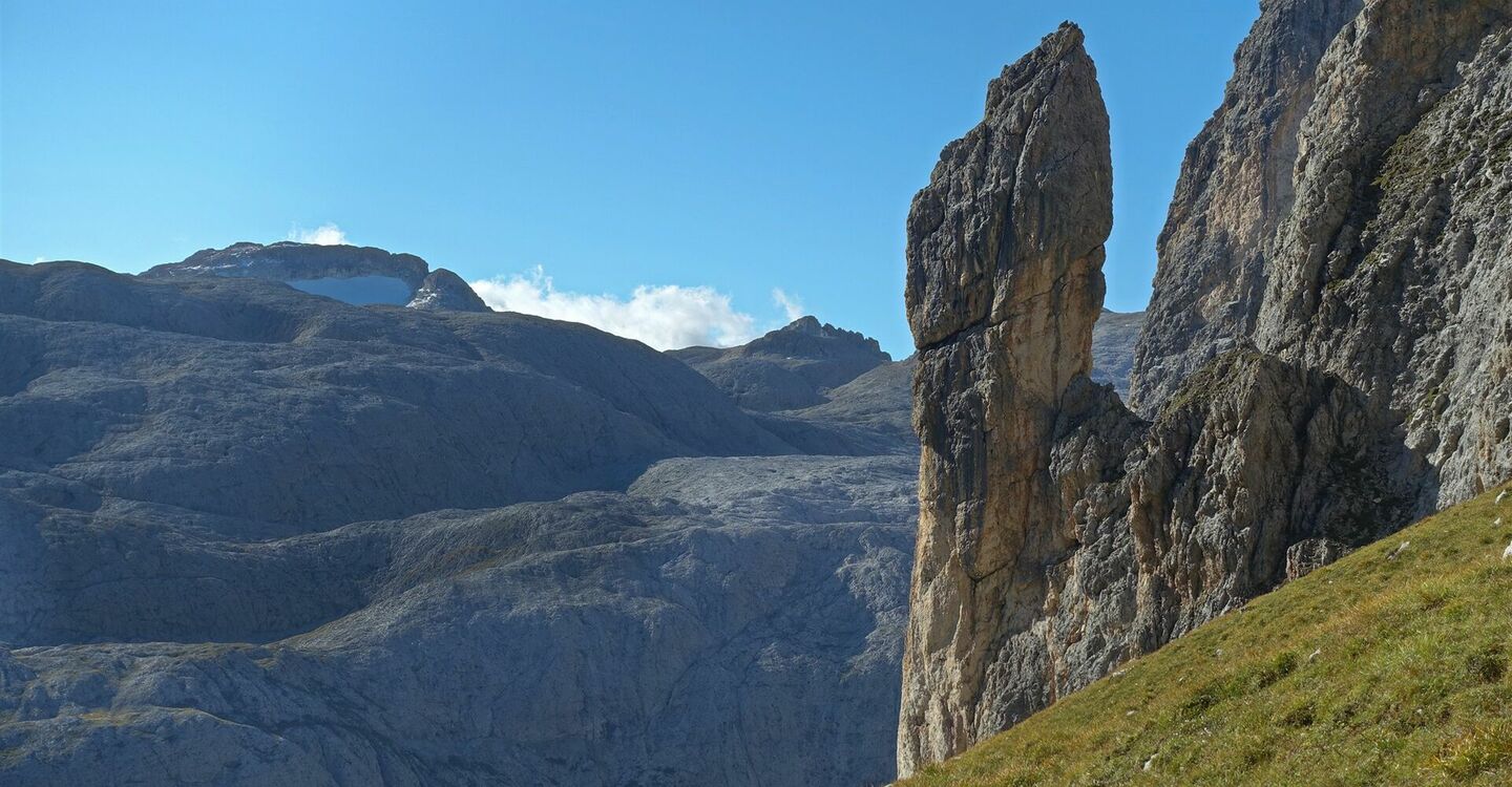 WKB2 1042 3 Der Torcia di Val Grande und im Hintergrund die Cima di Fradusta mit dem größten Gletscher der Palagruppe.