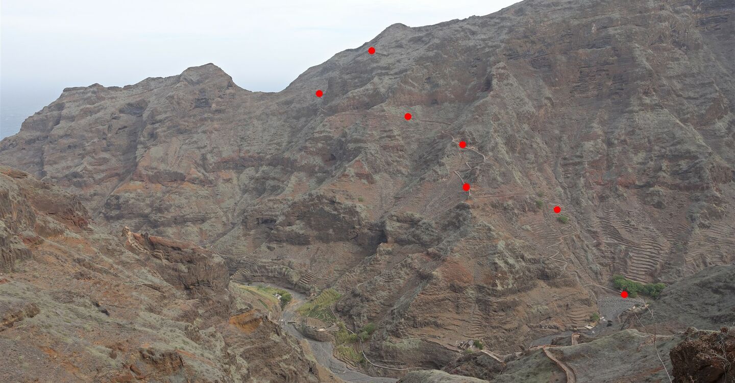 WKB 1018 3 Blick vom Selada das Covas auf den weiterführenden Weg roter Punkte