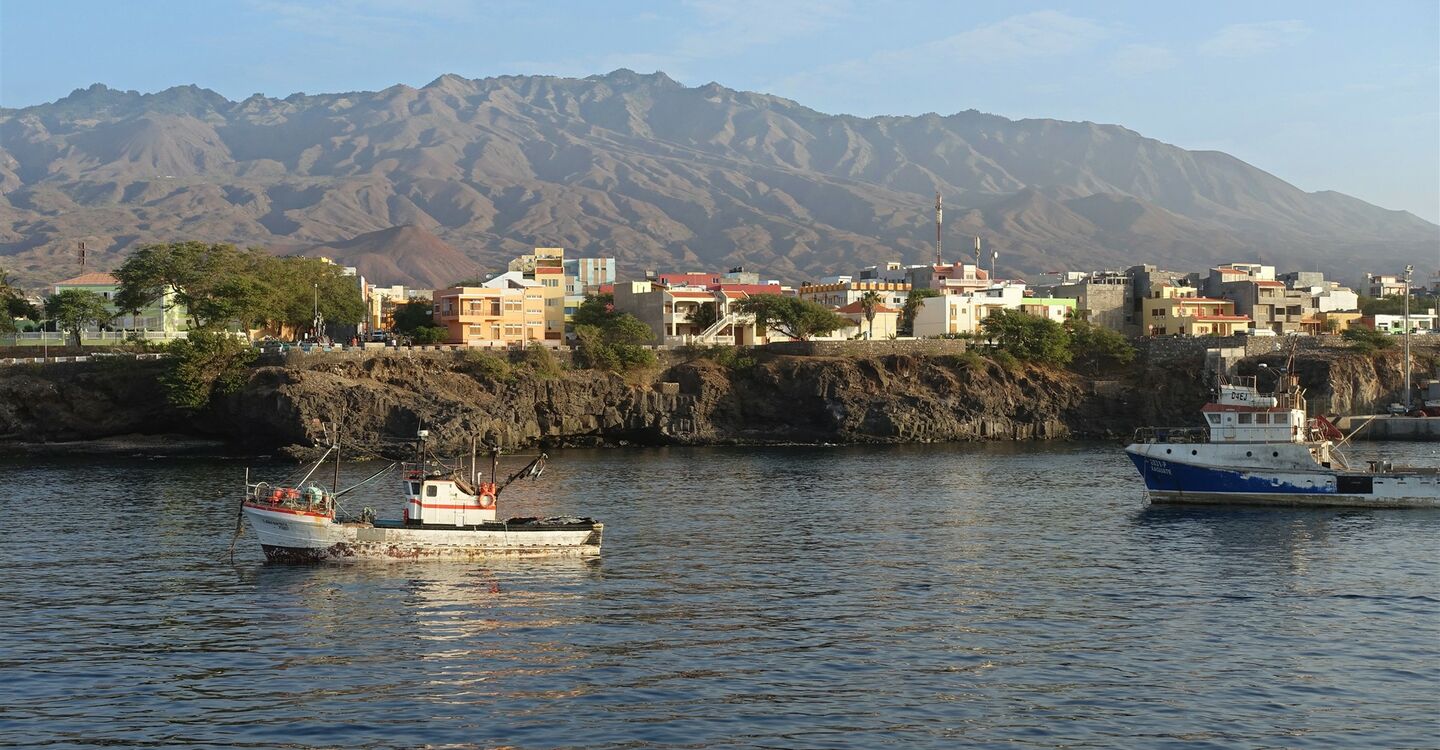 WKB 1033 5 der Hafenort Porto Novo mit dem dahinter liegenden 1585 m hohen Pico da Cruz