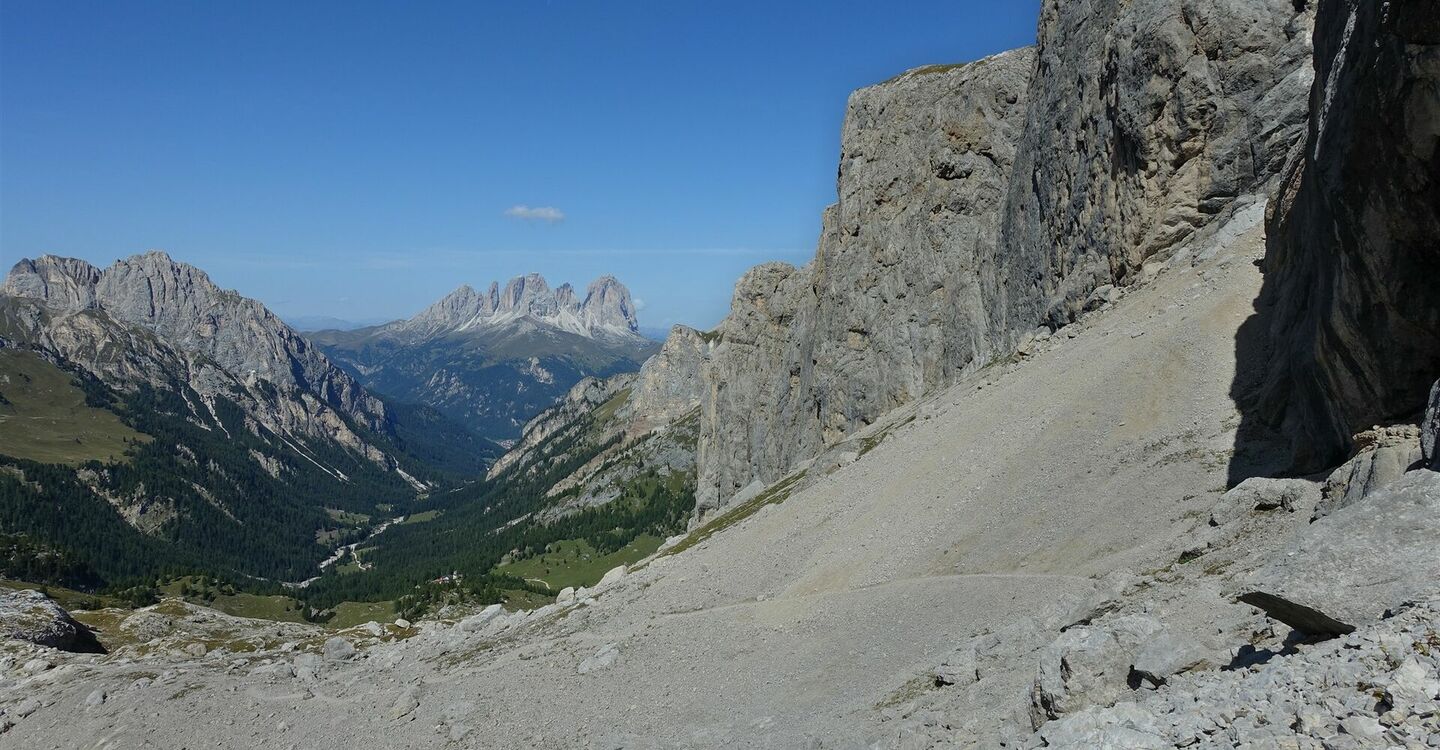 WKB2 1039 2 Von der Marmolatagruppe schaut man über das Fassa Tal zur Platt-und Langkofelgruppe