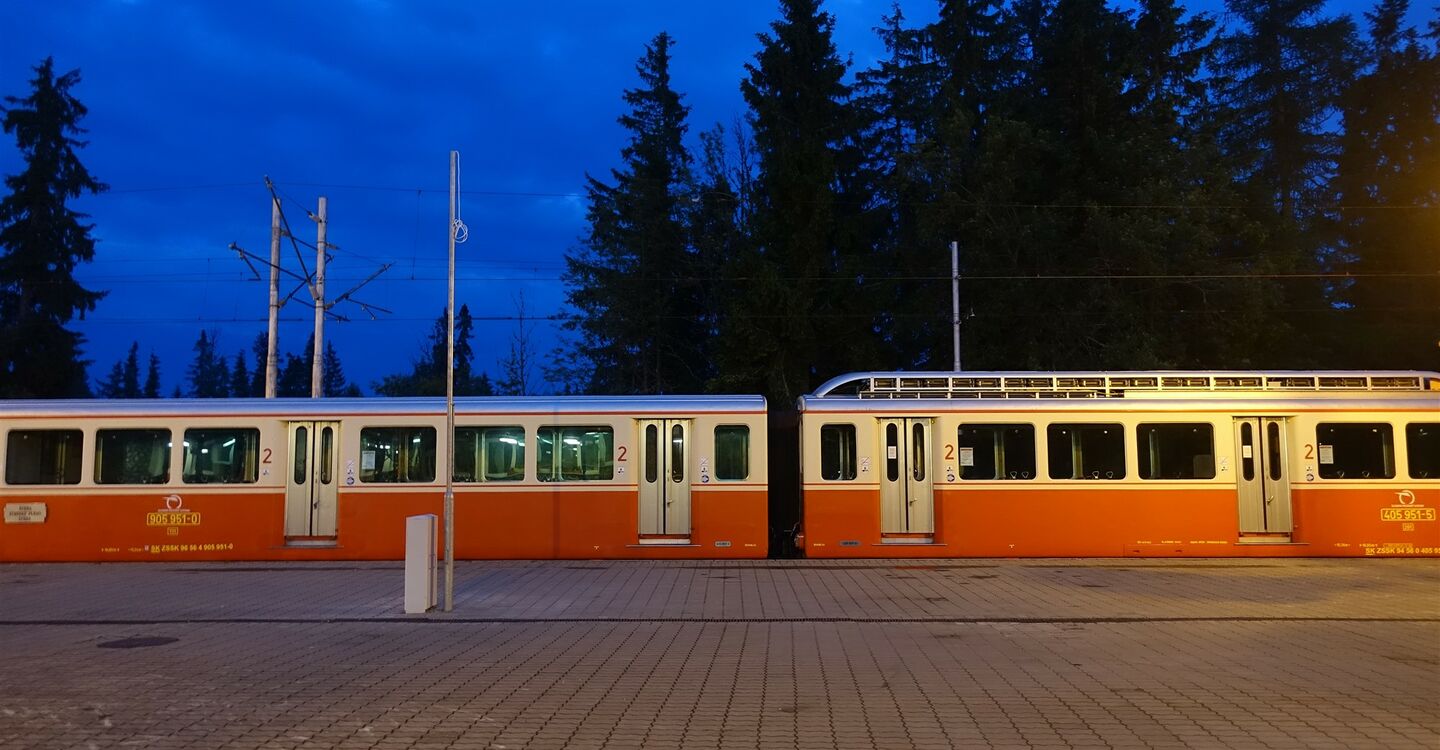 WTA 1042 1 Die Zahnradbahn im Bahnhof von TEŽ Štrbské Pleso