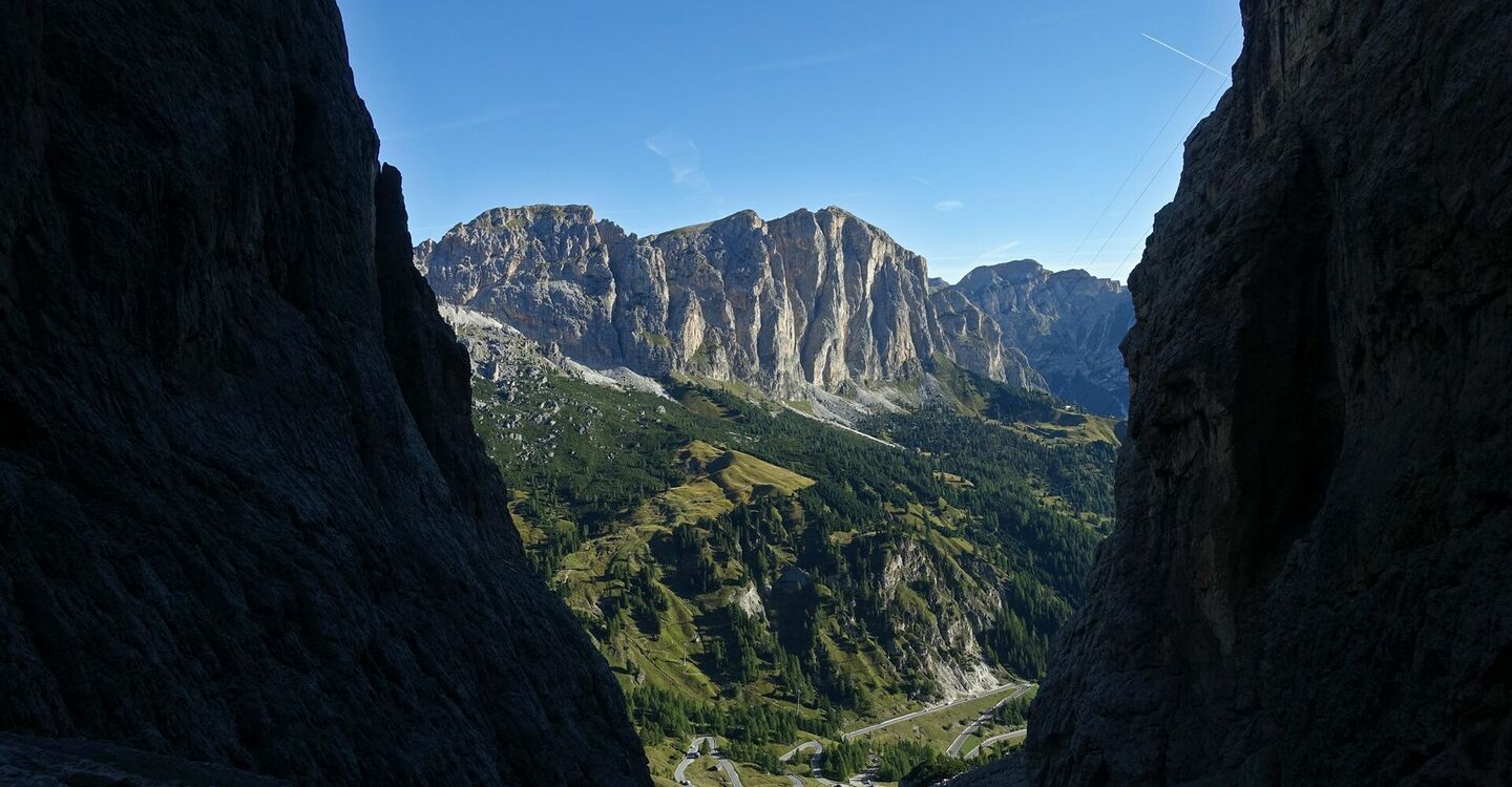 WKB2 1034 3 Steil steigen die Felswände rechts und links des Val Setus auf.