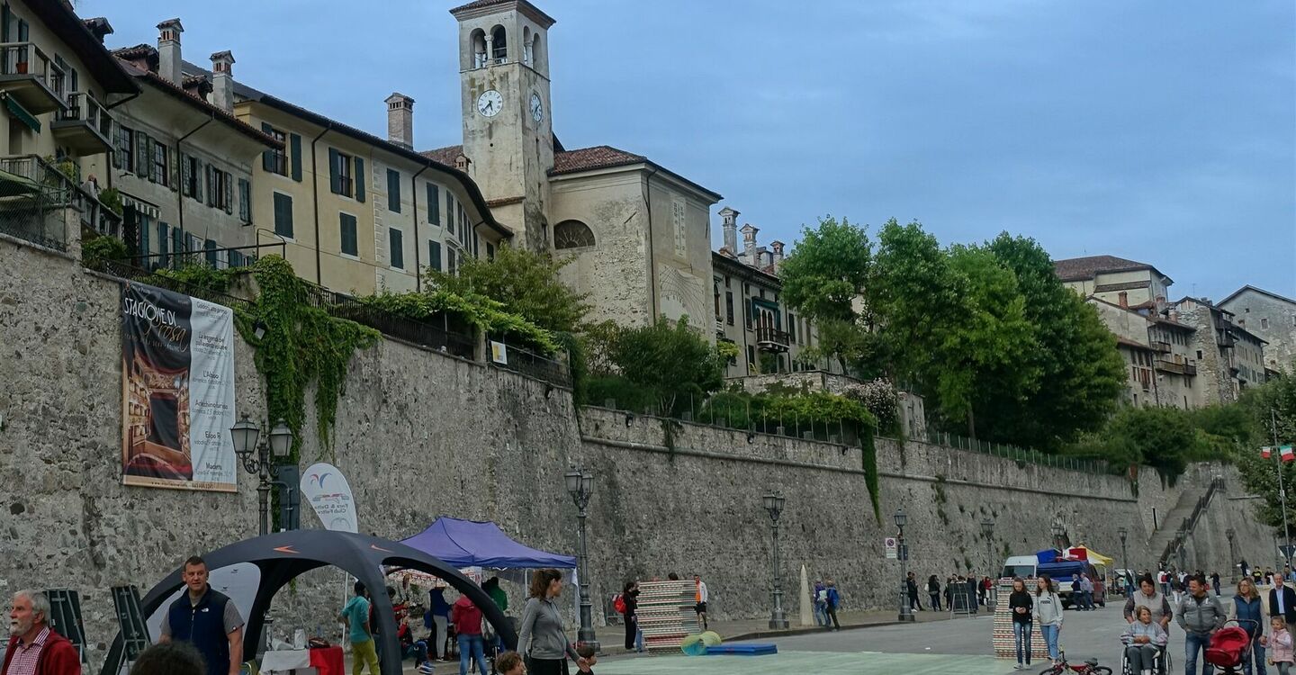 WKB2 1050 4 Oberhalb der Stadtmauern von Feltre liegt die Facciata Chiesa Di San Giacomo Feltre