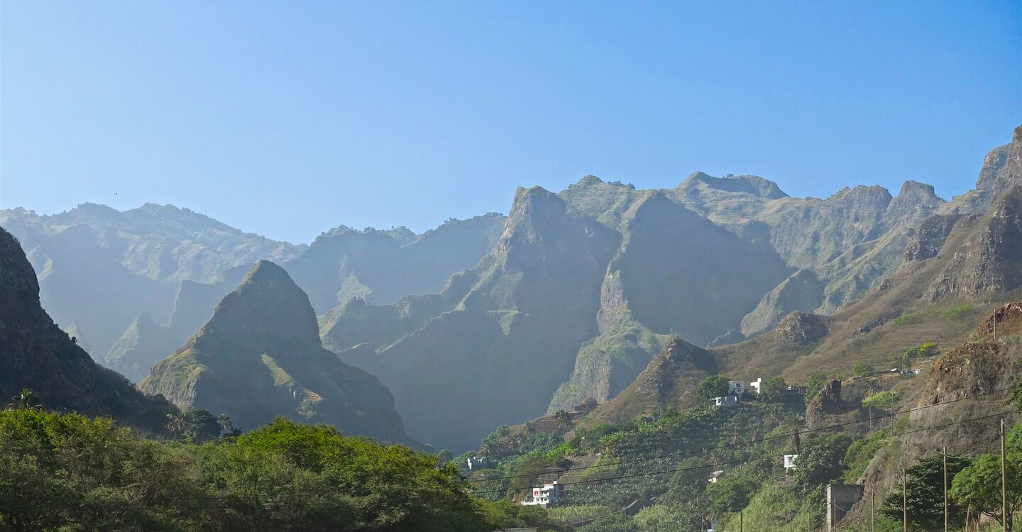 WKB 1024 1 Die Bergwelt erhebt sich hinter dem Ribeira Torre