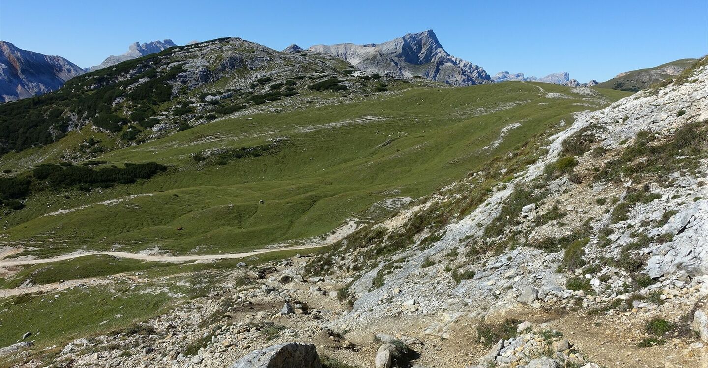 WKB1 1002 4 Direkt vor uns die 2311 m hohe Col Lasta, rechts davon sieht man in der Ferne in 2968 m hohen Neunerspitze.