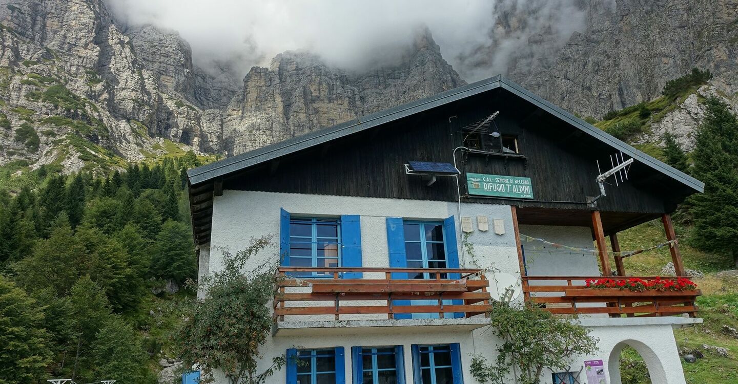 WKB1 1020 5 Das Rifugio 7° Alpini und im Hintergrund die Schiaragruppe.