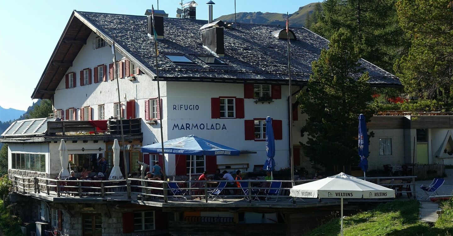 WKB2 1037 5 Das Rifugio Castiglioni Marmolada am Lago Fedaia.