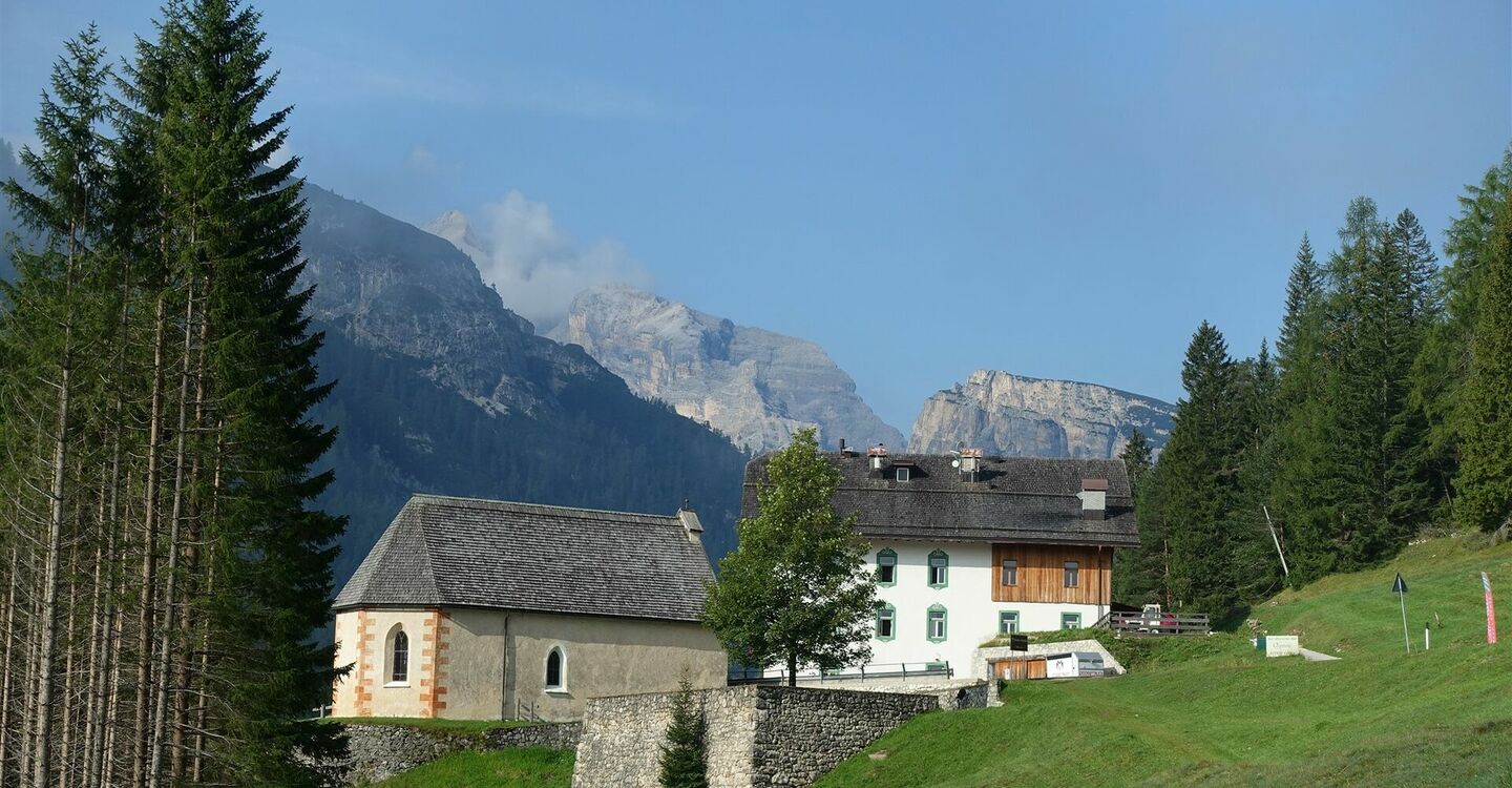 WKB3 1071 2 Die Kirche, das Restaurant und das Rifugio von Ospitale d`Ampezzo.