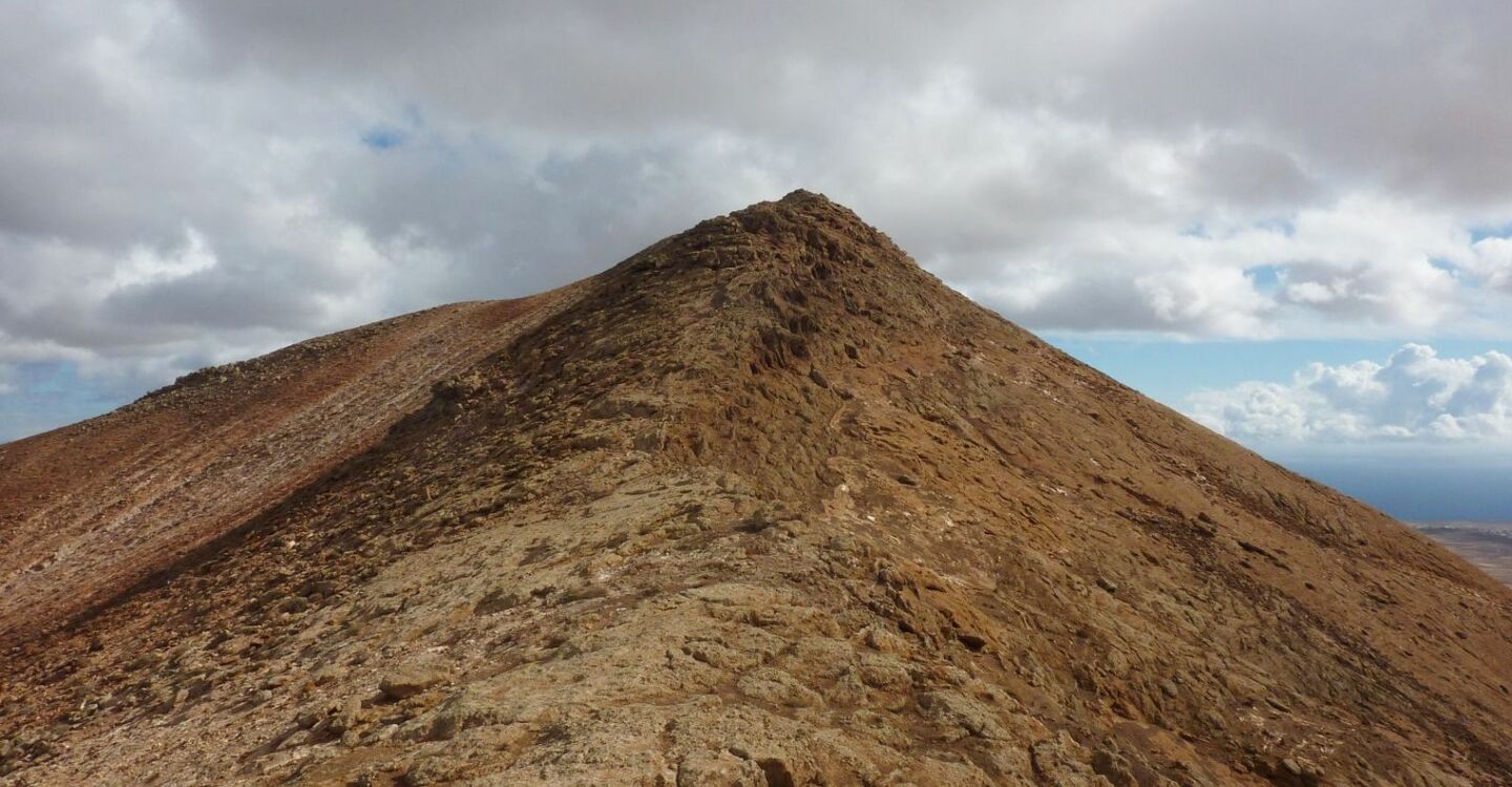 WFF 1007 4 Fuerteventura Wanderungen Montaña de Escanfraga felsiger Gipfel Aufstieg