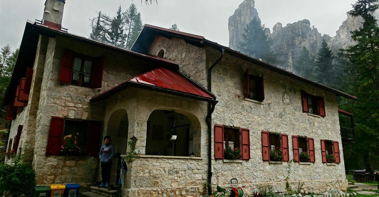 WKB1 1014 5 Das Rifugio Vazzolèr und dahinter der Torre Venezia.