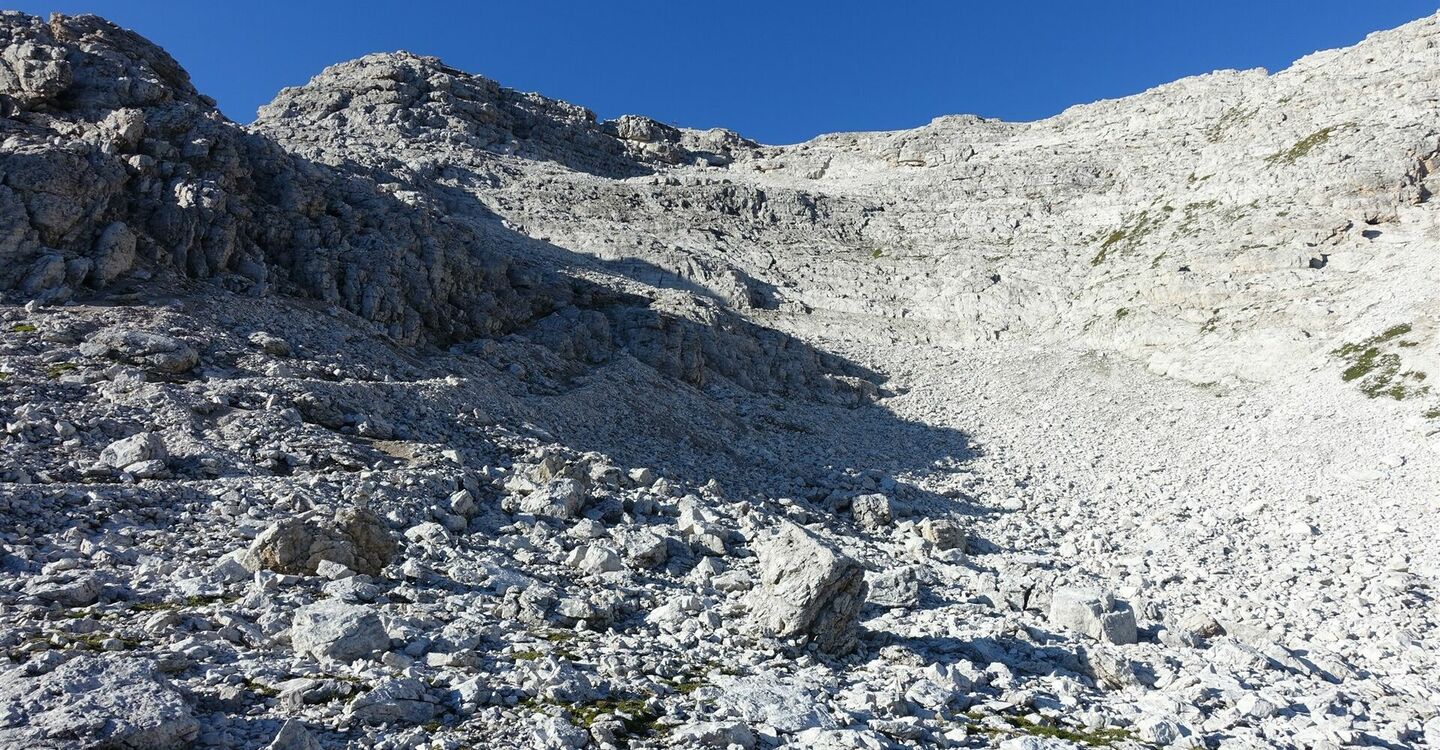 WKB1 1025 4 Gerölliges Hochkar zum Monte Averau.