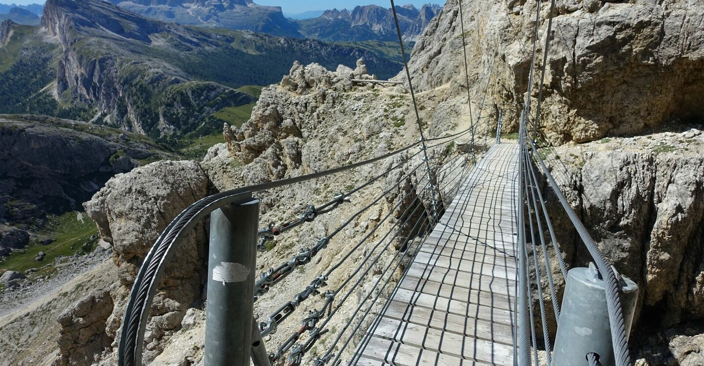 WKB1 1024 3 Eine 15 m lange Hängebrücke aus Stahlseilen.