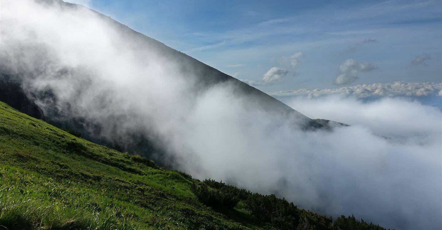 WTA 1038 4 Wolken steigen über den Südhang des Krivans auf