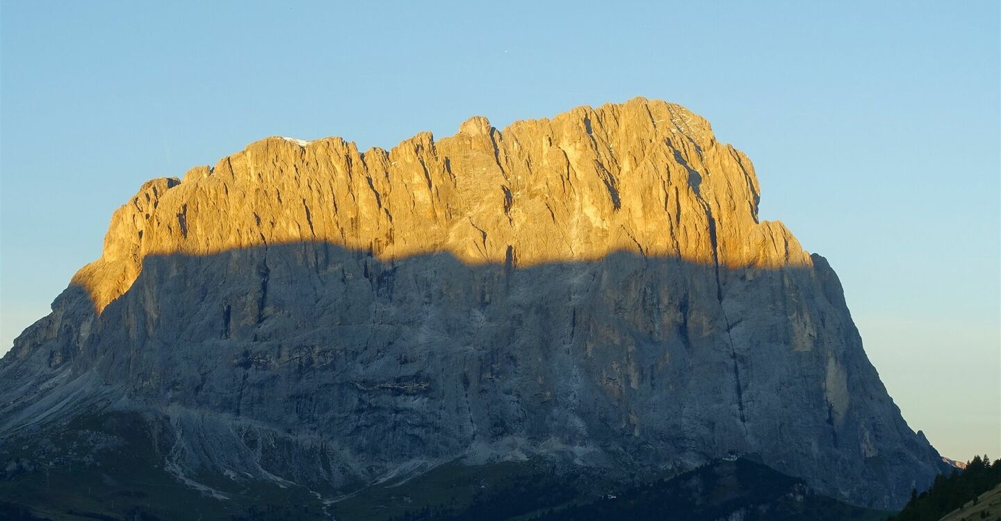 WKB2 1034 1 Sonnenaufgang am Langkofel vom Grödner Joch ausgesehen.