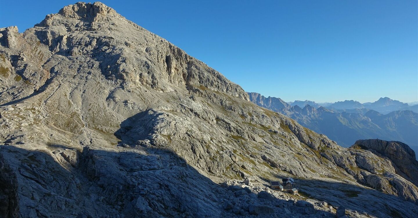 WKB2 1042 1 Das Rifugio Mulaz unterhalb des 2906 m hohe Monte Mulaz.