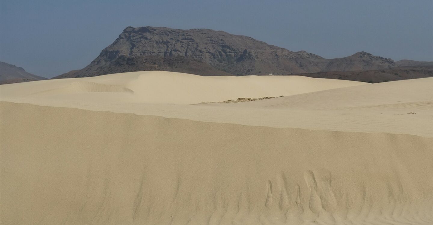 WKB 1075 5 Der Praia de Santa Mónica und im Hintergrund der Rocha Estânca