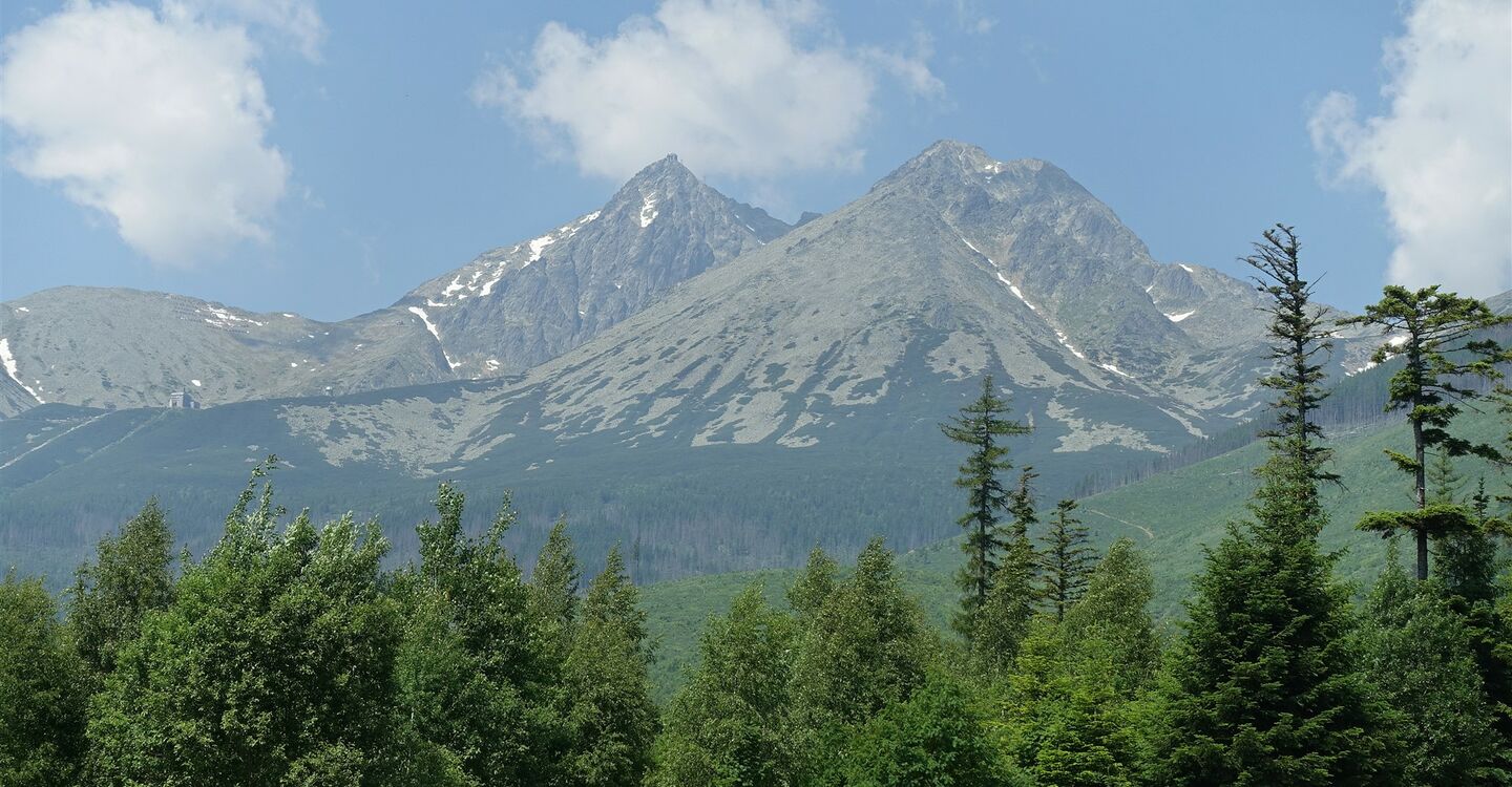 WTA 1056 5 Bushaltestelle gesehen die Lomnický štít und die Nebenspitze Kežmarský štít